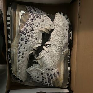 Nike White and Black Athletic Shoes with Textured Design